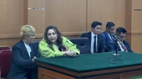 Selebgram Lisa Mariana (kedua kiri) menghadiri sidang perdana atas gugatan perdata terhadap mantan Gubernur Jawa Barat Ridwan Kamil atau RK di Pengadilan Negeri (PN) Bandung, Kota Bandung, Rabu (28/5/2025).