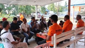 Kepala Kantor Pencarian dan Pertolongan Kelas A Kupang, Mexianus Bekabel, S.SoS, M.M menggelar acara coffee morning dengan wartawan dari berbagai media di Unit Siaga SAR Atambua Kabupaten Belu Nusa Tenggara Timur, Jumat (25/5/2025). Foto HO-Basarnas Kupang.