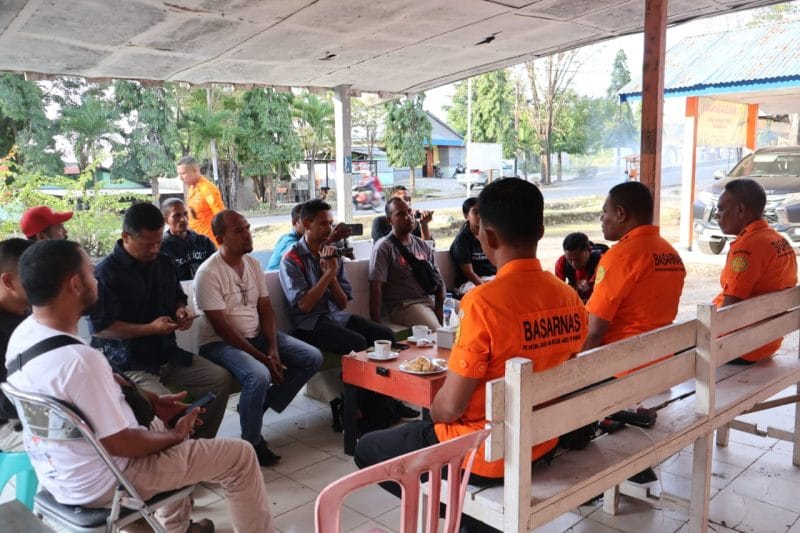 Kepala Kantor Pencarian dan Pertolongan Kelas A Kupang, Mexianus Bekabel, S.SoS, M.M menggelar acara coffee morning dengan wartawan dari berbagai media di Unit Siaga SAR Atambua Kabupaten Belu Nusa Tenggara Timur, Jumat (25/5/2025). Foto HO-Basarnas Kupang.