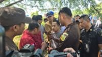 Kejaksaan Tinggi Provinsi Nusa Tenggara Timur melakukan penyitaan terhadap lahan milik pemerintah yang telah diperjual belikan sejumlah warga Kota Kupang dengan kerugian keuangan negara akibat penguasaan tidak sah atas tanah milik pemerintah ini diperkirakan mencapai Rp900 miliar. Foto HO-Kejaksaan Tinggi NTT