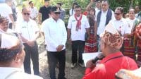 sma1 KETERANGAN FOTO : Wakil Gubernur NTT, Johni Asadoma didampingi Kepala Dinas Pendidikan dan Kebudayaan Provinsi NTT, Ambrosius Kodo menyerahkan bantuan dana, Rp 1,5 miliar saat meninjau langsung kondisi SMK Negeri 2 Amfoang Selatan di Desa Oh’aem 1 Kecamatan Amfoang Selatan Kabupaten Kupang pada Rabu (21/5/2025). FOTO-HO Biro Administrasi Pimpinan Setda NTT.