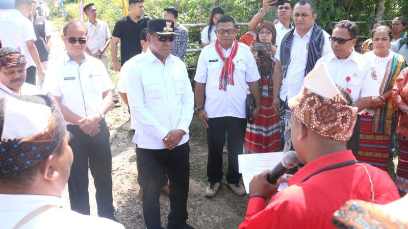 sma1 KETERANGAN FOTO : Wakil Gubernur NTT, Johni Asadoma didampingi Kepala Dinas Pendidikan dan Kebudayaan Provinsi NTT, Ambrosius Kodo menyerahkan bantuan dana, Rp 1,5 miliar saat meninjau langsung kondisi SMK Negeri 2 Amfoang Selatan di Desa Oh’aem 1 Kecamatan Amfoang Selatan Kabupaten Kupang pada Rabu (21/5/2025). FOTO-HO Biro Administrasi Pimpinan Setda NTT.