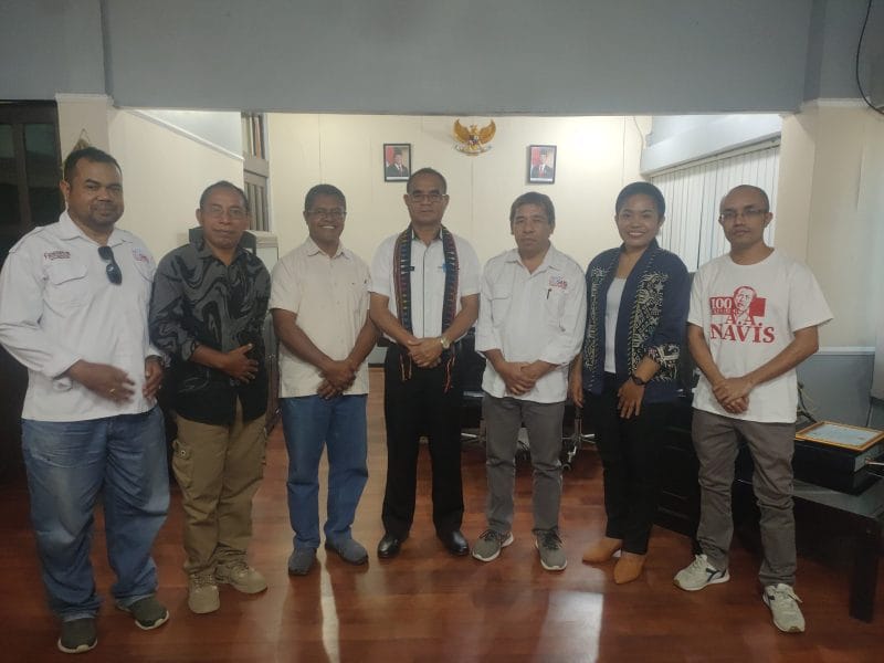 Serikat Media Siber Indonesia (SMSI) Provinsi Nusa Tenggara Timur melakukan audiensi strategis bersama Kepala Dinas Pendidikan dan Kebudayaan Provinsi NTT, Ambrosius Kodo, S.Sos, M.M., dalam rangka menyinergikan program edukatif bertajuk “SMSI Goes to School”.