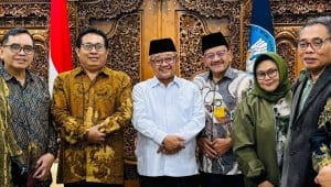 Menteri Pendidikan Dasar dan Menengah (Mendikdasmen) Republik Indonesia, Prof Dr H. Abdul Mu’ti MA saat menerima Pengurus Serikat Media Siber Indonesia (SMSI) Pusat yang dipimpin langsung Ketua umumnya Firdaus, menggelar audensi bersama Menteri Pendidikan Dasar dan Menengah (Mendikdasmen) Republik Indonesia, Prof Dr H. Abdul Mu’ti MA, pada Kamis (26/5/2025) di Ruang Kerja Mendikdasmen, Jl. Jenderal Sudirman, Senayan-Jakarta Pusat.