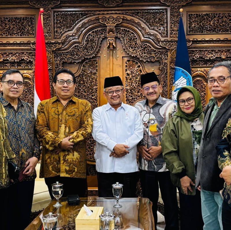 smsi pusat Menteri Pendidikan Dasar dan Menengah (Mendikdasmen) Republik Indonesia, Prof Dr H. Abdul Mu’ti MA saat menerima Pengurus Serikat Media Siber Indonesia (SMSI) Pusat yang dipimpin langsung Ketua umumnya Firdaus, menggelar audensi bersama Menteri Pendidikan Dasar dan Menengah (Mendikdasmen) Republik Indonesia, Prof Dr H. Abdul Mu’ti MA, pada Kamis (26/5/2025) di Ruang Kerja Mendikdasmen, Jl. Jenderal Sudirman, Senayan-Jakarta Pusat.