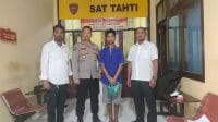 Kapolsek Maulafa, AKP Fery Nur Alamsyah, S.H (kedua dari kiri) bersama penyidik sebelum membawa tersangka ke Kejaksaan Negeri Kot Kupang, Sabtu.