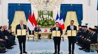 KETERANGAN FOTO : Perjanjian Kerjasama (MOU) ditandatangani oleh Reynaldi Hermansjah, Direktur Utama PT SMI, Darmawan Prasodjo, Direktur Utama PT PLN (Persero), dan Damien Havard, CEO Hydrogène de France SA. Foto Biro Pers, Media, dan Informasi Sekretariat Presiden Republik Indonesia