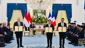 KETERANGAN FOTO : Perjanjian Kerjasama (MOU) ditandatangani oleh Reynaldi Hermansjah, Direktur Utama PT SMI, Darmawan Prasodjo, Direktur Utama PT PLN (Persero), dan Damien Havard, CEO Hydrogène de France SA. Foto Biro Pers, Media, dan Informasi Sekretariat Presiden Republik Indonesia
