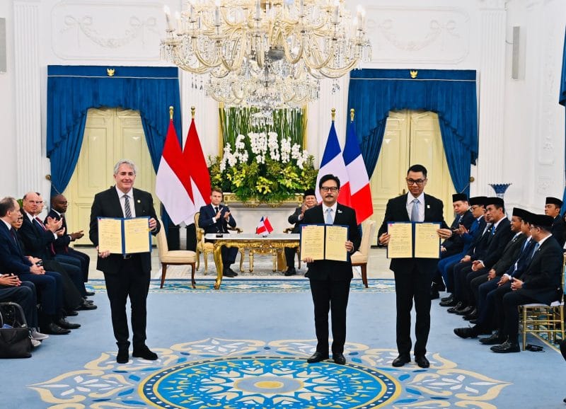 KETERANGAN FOTO : Perjanjian Kerjasama (MOU) ditandatangani oleh Reynaldi Hermansjah, Direktur Utama PT SMI, Darmawan Prasodjo, Direktur Utama PT PLN (Persero), dan Damien Havard, CEO Hydrogène de France SA. Foto Biro Pers, Media, dan Informasi Sekretariat Presiden Republik Indonesia