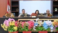 Bupati Kupang, Yosef Lede (kedua dari kiri) pimpin rapat kordinasi bersama para kepala desa dan lurah dan camat guna membahas implementasi pelaksanaan program kerja sesuai visi misi Pemerintah Kabupaten Kupang Tahun 2025-2030, Selasa. Foto/HO Prokopim Setda Kabupaten Kupang.