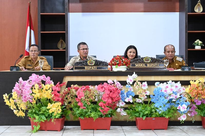Bupati Kupang, Yosef Lede (kedua dari kiri) pimpin rapat kordinasi bersama para kepala desa dan lurah dan camat guna membahas implementasi pelaksanaan program kerja sesuai visi misi Pemerintah Kabupaten Kupang Tahun 2025-2030, Selasa. Foto/HO Prokopim Setda Kabupaten Kupang.