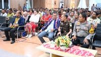 Keterangan Foto: Bupati Kupang, Yosef Lede (ketiga dari kanan) saat membuka Rapat Koordinasi (rakor) Camat, Lurah dan Kepala Desa se Kabupaten Kupang, di aula Kantor Bupati Kupang, Oelamasi, Kamis. Foto Prokopim Setda Kabupaten Kupang