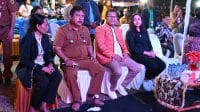 Bupati Kupang, Yosef Lede menghadiri (kedua dari kanan depan) Kebaktian Kebangunan Rohani (KKR) Oikumene Revival Ministry yang digelar HMK Ministry Jakarta yang juga dihadiri Wakil Walikota Kupang, Serena Francis yang berlangsung di Desa Tunbaun, Kecamatan Amarasi, Sabtu.