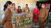Bupati Yosef Lede dan Wakil Bupati Aurum Titu Eki saat meninjau hasil produksi UMKM yang dipamerkan dalam kegiatan ekspo pembangunan dan UMKM di Oelamasi, Senin, malam.