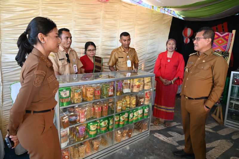 Bupati Yosef Lede dan Wakil Bupati Aurum Titu Eki saat meninjau hasil produksi UMKM yang dipamerkan dalam kegiatan ekspo pembangunan dan UMKM di Oelamasi, Senin, malam.