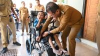 Bupati Kupang, Yosef Lede menyerahkann bantuan kursi roda untuk dua penyandang disabilitas di Kelurahan Noelmina, Kecamatan Takari, Senin (11/8/2025)