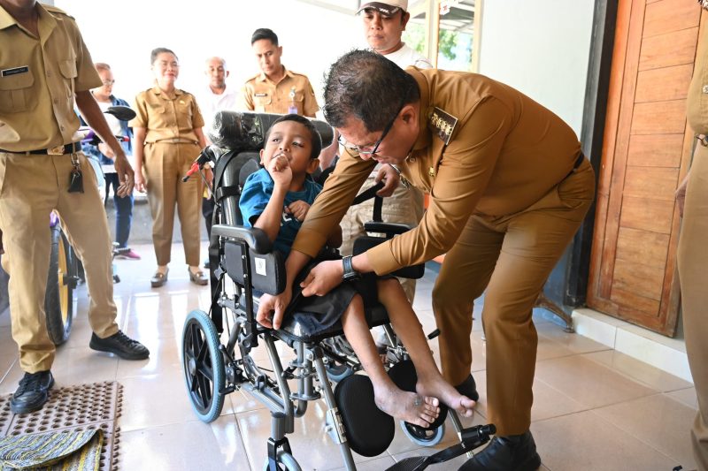 Bupati Kupang, Yosef Lede menyerahkann bantuan kursi roda untuk dua penyandang disabilitas di Kelurahan Noelmina, Kecamatan Takari, Senin (11/8/2025)