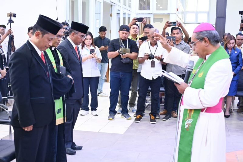 pengukuhan Yang Mulia Uskup Agung Kupang Mgr Hironimus Pakaenoni memberikan berkat kepada Mateldius Soleman Jilis Sanam yang dilantik sebagai Sekretaris Daerah Kabupaten Kupang, Rabu. Foto- HO-Prokopim Setda Kabupaten Kupang.