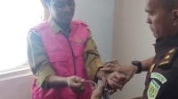 Penyidik Kejaksaan Negeri Kabupaten Kupang secara resmi menetapkan dan melakukan penahanan terhadap mantan Kepala Dinas Kesehatan Kabupaten Kupang, dr Robert Amheka karena diduga ikut terseret dalam kasus dugaan tindak pidana korupsi dana Bantuan Operasional Kesehatan (BOK) Puskesmas se-Kabupaten Kupang Tahun Anggaran 2021 hingga 2022