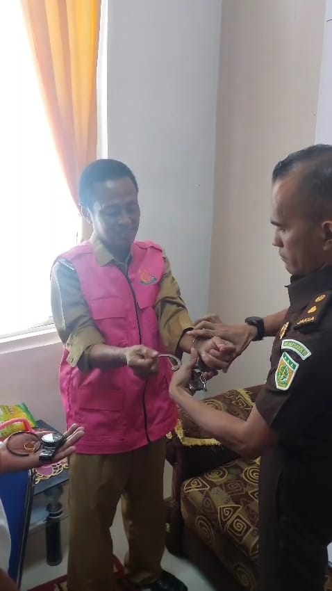 tahan Penyidik Kejaksaan Negeri Kabupaten Kupang secara resmi menetapkan dan melakukan penahanan terhadap mantan Kepala Dinas Kesehatan Kabupaten Kupang, dr Robert Amheka karena diduga ikut terseret dalam kasus dugaan tindak pidana korupsi dana Bantuan Operasional Kesehatan (BOK) Puskesmas se-Kabupaten Kupang Tahun Anggaran 2021 hingga 2022