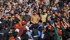 Aksi unjuk rasa dilakukan berbagai elemen masyarakat di Provinsi Nusa Tenggara Timur, Senin
