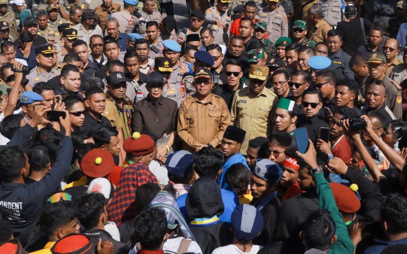 Aksi unjuk rasa dilakukan berbagai elemen masyarakat di Provinsi Nusa Tenggara Timur, Senin