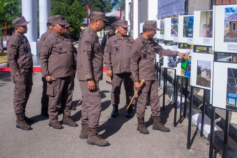 foto kejaksaaan Kepala Kejaksaan Tinggi Nusa Tenggara Timur (Kajati NTT), Zet Tadung Allo, S.H., M.H secara resmi membuka pameran foto bertajuk “Jejak yang Terhenti – Potret Dampak Korupsi terhadap Pembangunan di NTT" yang digelar di halaman Kantor Kejaksaan Tinggi NTT, Selasa.
