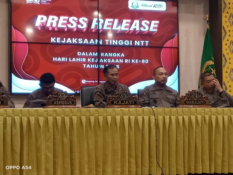 Kajati NTT, Zet Tadung Allo (kedua dari kiri) FOTO/ MEDIASI NTT.COM/BENNY