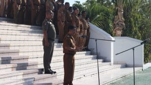 Sekretaris Daerah Kabupaten Kupang, Mateldius Soleman Jilis Sanam memimpin apel kekuatan perdana di halaman Kantor Bupati, Senin (1/9/2025) pagi. Foto Prokopim setda Kabupaten Kupang