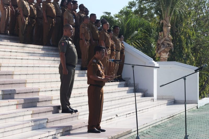 Sekretaris Daerah Kabupaten Kupang, Mateldius Soleman Jilis Sanam memimpin apel kekuatan perdana di halaman Kantor Bupati, Senin (1/9/2025) pagi. Foto Prokopim setda Kabupaten Kupang