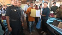 Bupati Kupang Yosef Lede dan Wakil Bupati Aurum Titu Eki menyerahkan bantuan sarana perikanan tangkap sebanyak 32 unit perahu ketinting dan mesin kepada kelompok nelayan di Desa Mata Air, Kecamatan Kupang Tengah, Jumat (24/10/2025)