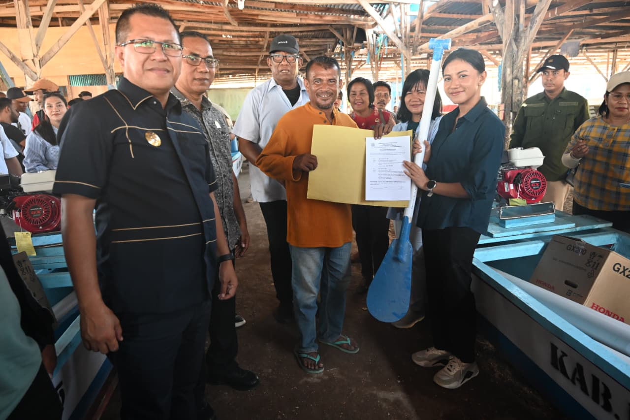 Bupati Kupang Yosef Lede dan Wakil Bupati Aurum Titu Eki menyerahkan bantuan sarana perikanan tangkap sebanyak 32 unit perahu ketinting dan mesin kepada kelompok nelayan di Desa Mata Air, Kecamatan Kupang Tengah, Jumat (24/10/2025)