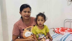 - Mevy Peloedon (43) memperoleh layanan kesehatan untuk anaknya menggunakan Program Jaminan Kesehatan Nasional (JKN).