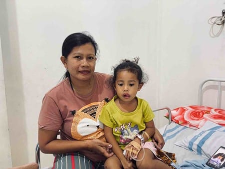 - Mevy Peloedon (43) memperoleh layanan kesehatan untuk anaknya menggunakan Program Jaminan Kesehatan Nasional (JKN).