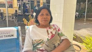 Mirna Penna (64), salah satu peserta aktif JKN, telah memanfaatkan program ini untuk berobat kurang lebih selama tiga tahun