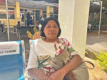 Mirna Penna (64), salah satu peserta aktif JKN, telah memanfaatkan program ini untuk berobat kurang lebih selama tiga tahun