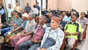 Warga penerima santunan dampak pembangunan Bendungan Manikin/Tefmo menerima santunan dari Kementerian Pekerjaaan Umum RI, khususnya Balai Besar Wilayah Sungai Nusa Tenggara II