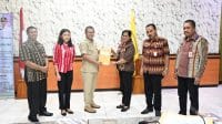 uang Bupati Kupang Yosef Lede menyerahkan Dokumen Pelaksanaan Perubahan Anggaran (DPPA) Tahun Anggaran 2025 senilai Rp88 miliyar lebih kepada para Pimpinan/ Pengguna Anggaran Organisasi Perangkat Daerah (OPD) Lingkup Pemerintah Kabupaten Kupang.