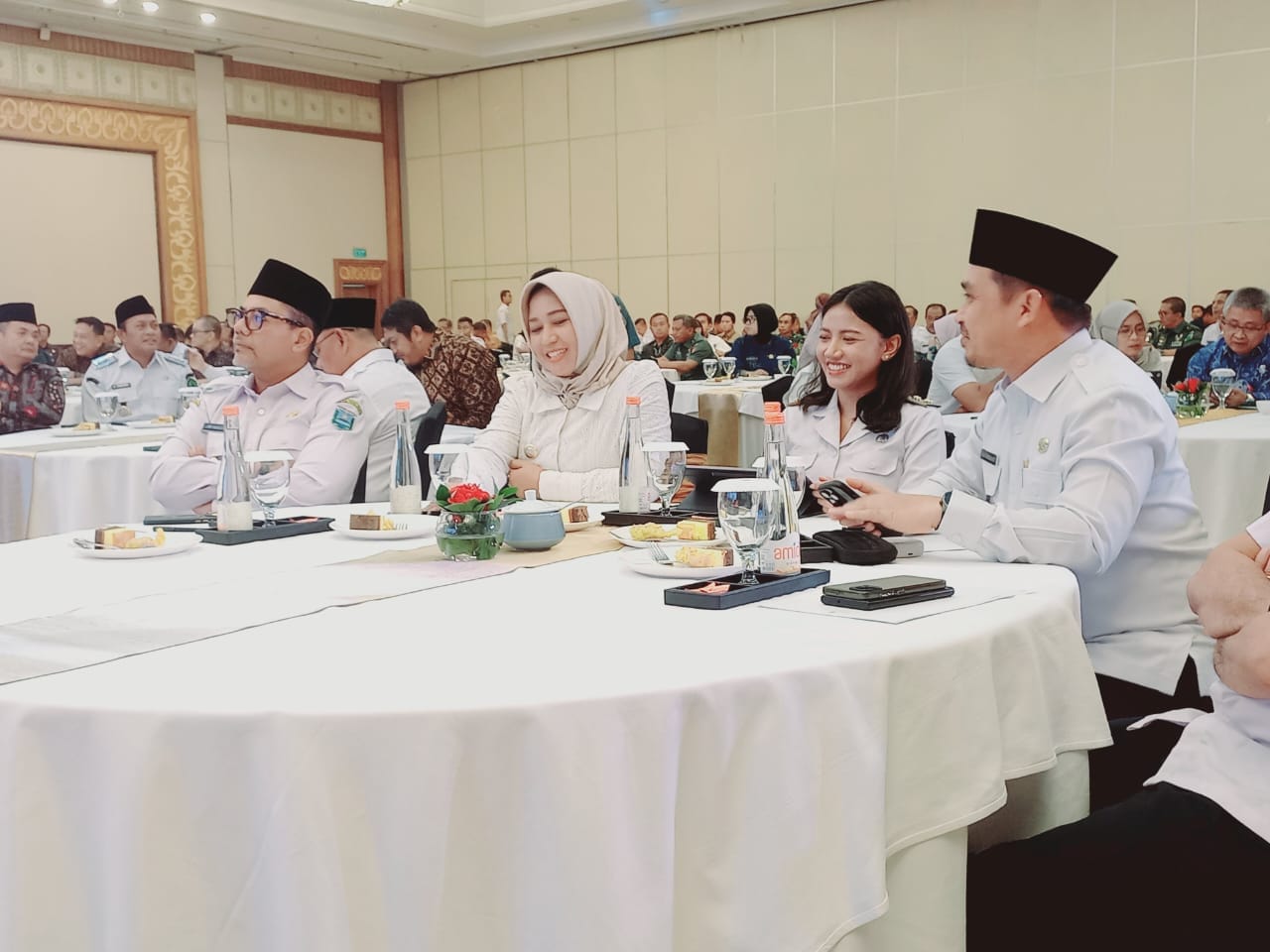 aurum tanah Wakil Bupati Kupang, Aurum Titu Eki (kedua dari kanan) terkait hadir dalam Rapat Koordinasi Nasional Sinkronisasi Tata Ruang Pertahanan, bertempat di Hotel Shangri-La Surabaya, ProvinsiJawa Timur, Rabu (12 /11)