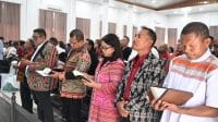 gereja 2 Bupati Kupang,Yosef Lede bersama Ketua Sinode GMIT, Pendeta Samuel Pandie meresmikan dan menthabiskan gedung Gereja Emaus Oebelo, di Desa Tanah Merah, Kecamatan Kupang Tengah, Minggu (16/11). Foto Prokopim Setda Kabupaten Kupang