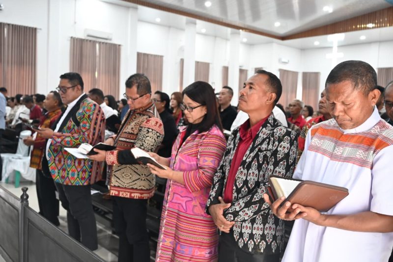 Bupati Kupang,Yosef Lede bersama Ketua Sinode GMIT, Pendeta Samuel Pandie meresmikan dan menthabiskan gedung Gereja Emaus Oebelo, di Desa Tanah Merah, Kecamatan Kupang Tengah, Minggu (16/11). Foto Prokopim Setda Kabupaten Kupang