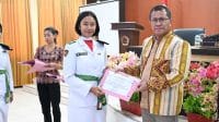 Bupati Kupang, Yosef Lede menyerahkan Serifikat Paskibra kepada para anggota Pasukan Pengibar Bendera (paskibra) Kabupaten Kupang 2025, di aula Kantor Bupati Kupang, Oelamasi, itu Kamis (13/11).
