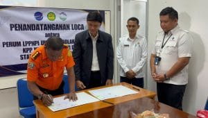 Kepala Kantor Pencarian dan Pertolongan Kupang, Mexianus Bekabel, (kiri)S.Sos., M.M bersama pihak Perum LPPNPI Unit Tambolaka menandatangani Letter of Cooperation Agreement (LOCA) dengan Perum LPPNPI Unit Tambolaka dan Perum LPPNPI Unit Waingapu mengenai layanan Alerting Service, Selasa