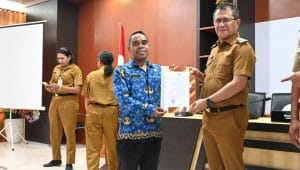 Bupati Kupang, Yosef Lede, Senin (18/11), menyerahkan Surat Keputusan (SK) pengangkatan untuk 80 orang Pegawai Pemerintah dengan Perjanjian Kerja (P3K) di Kabupaten Kupang Tahun 2024