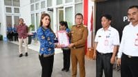 sk 1 Keterangan Foto : Bupati Kupang, Yosef Lede menyerahkan SK Kenaikan Pangkat kepada 120 Pegawai Negeri Sipil (PNS) dilingkup Pemerintah Kabupaten Kupang, Periode 1 Oktober 2025, di aula Kantor Bupati Kupang, Oelamasi, Senin (10/11). Foto Prokopim Setda Kabupaten Kupang