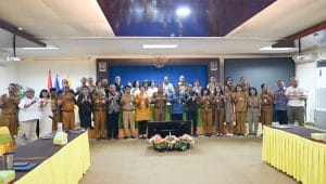 Bupati Kupang Yosef Lede melakukan pertemuan bersama Rektor Universitas Nusa Cendana Prof. Dr. drh. Maxs U.E. Sanam, M.Sc dan jajaran guru besar di Aula Rektorat Undana Kupang, Selasa.
