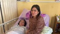 Venesia saat mendampingi oma Mintje Lobo (75) peserta program JKN saat melakukan perawatan medis di salah satu rumah sakit di Kota Kupang.