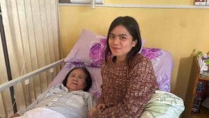 Venesia saat mendampingi oma Mintje Lobo (75) peserta program JKN saat melakukan perawatan medis di salah satu rumah sakit di Kota Kupang.
