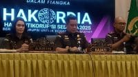 kejati ntt baru 1 KETERANGAN FOTO MEDIASI NTT.COM/BENKepala Kejaksaan Tinggi Nusa Tenggara Timur Roch Adi Wibowo (tengah).