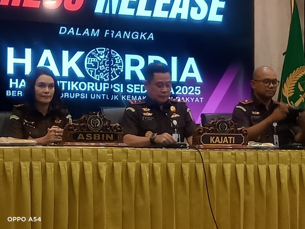 KETERANGAN FOTO MEDIASI NTT.COM/BENKepala Kejaksaan Tinggi Nusa Tenggara Timur Roch Adi Wibowo (tengah).